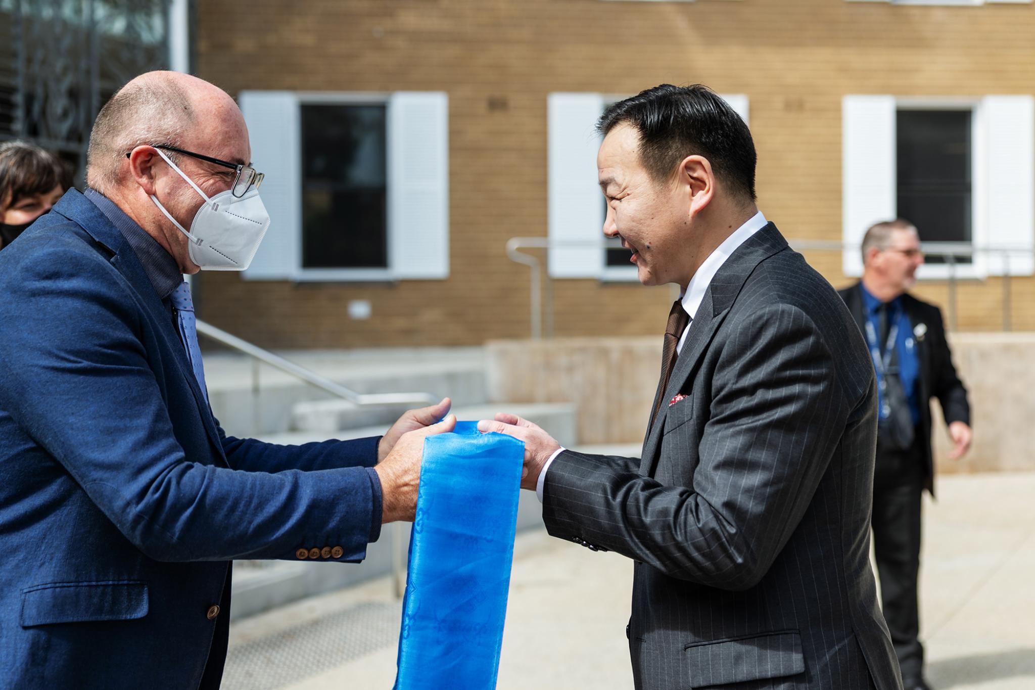 Professor Simon Haberle welcomed the guests at their arrival outside in accordance with the Mongolian custom—presenting a khadag (ceremonial scarf) and greeting them in Mongolian tavtai morinlo uu (welcome).