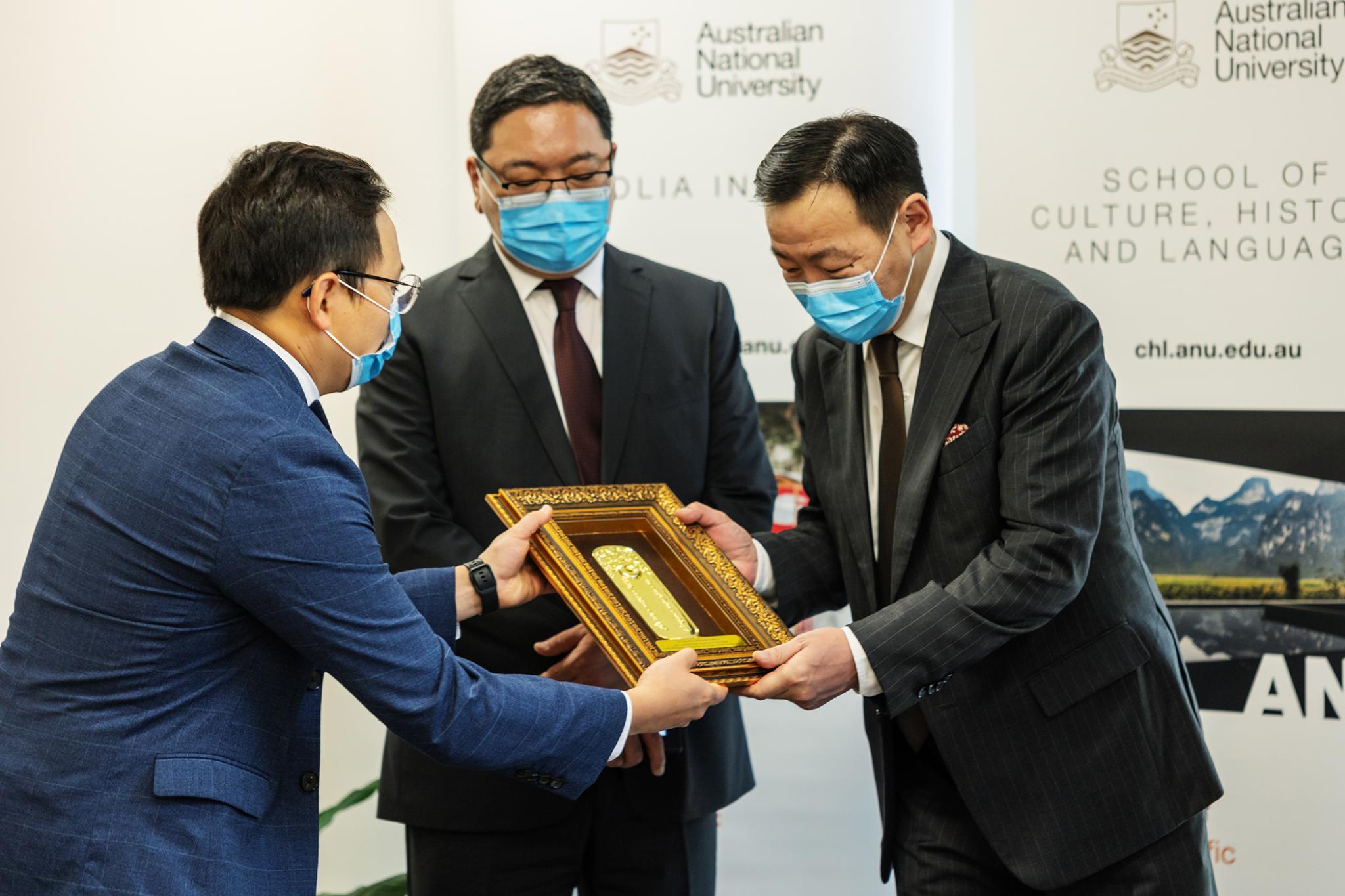 The guests gifted the hosts a replica of a golden gerege or paiza, which was a kind of passport for envoys and officials as well as merchants during the Mongol empire.