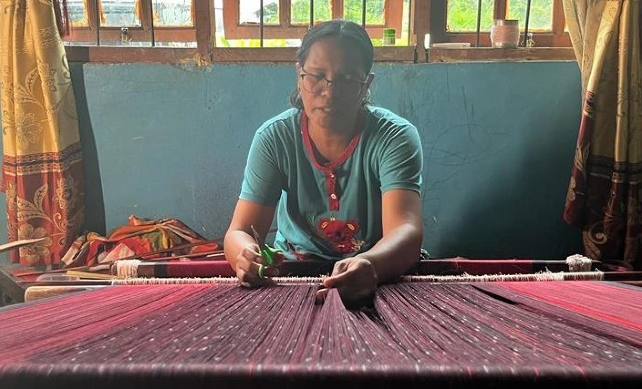 Women and ulos on Batak Country